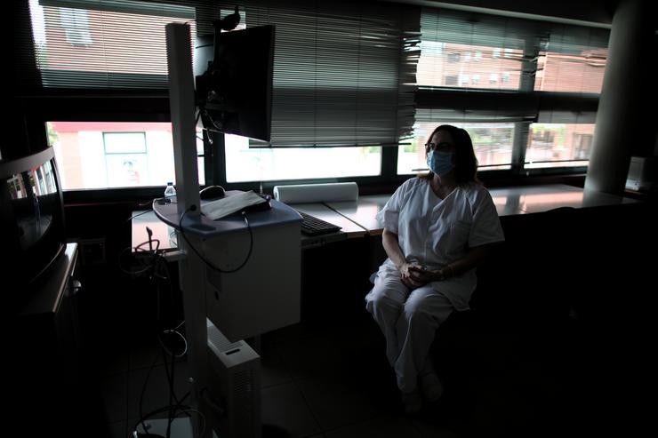 Unha sanitaria do Centro de Saúde García Noblejas durante a súa xornada laboral en en a pandemia do coronavirus, en Madrid (España) a 7 de maio de 2020.. Eduardo Parra - Europa Press / Europa Press