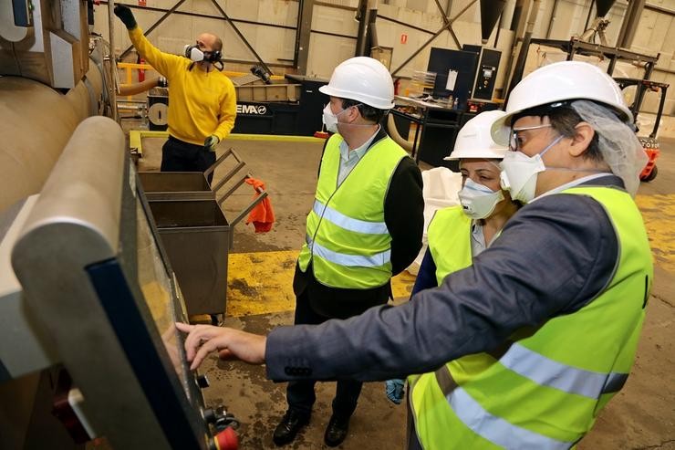 A conselleira de Medio Ambiente, Angeles Vázquez, visita as instalacións da empresa Sogapol, do Grupo Valtalia. CONSELLERIA DE MEDIO AMBIENTE