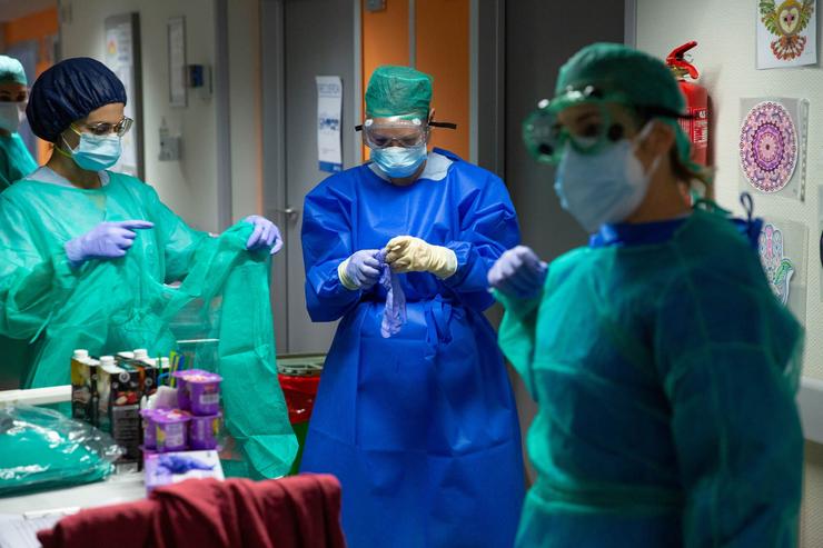 Enfermeiras protexidas con máscaras e lentes no Hospital Povisa de Vigo, do grupo Ribeira Saúde.. HOSPITAL POVISA