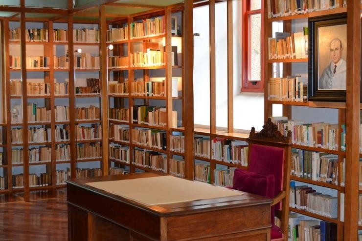Biblioteca de Ricardo Carvalho Calero no Parlamento de Galicia.. PARLAMENTO DE GALICIA - Arquivo