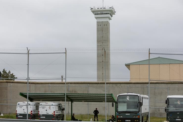 Furgóns da Garda Civil aparcados na Prisión de Soto del Real onde os efectivos da UME despregáronse para desinfectar as instalacións e evitar así a expansión do coronavirus, en Soto del Real, Madrid (España), a 20 de marzo de 2020.. Ricardo Rubio - Europa Press - Arquivo 