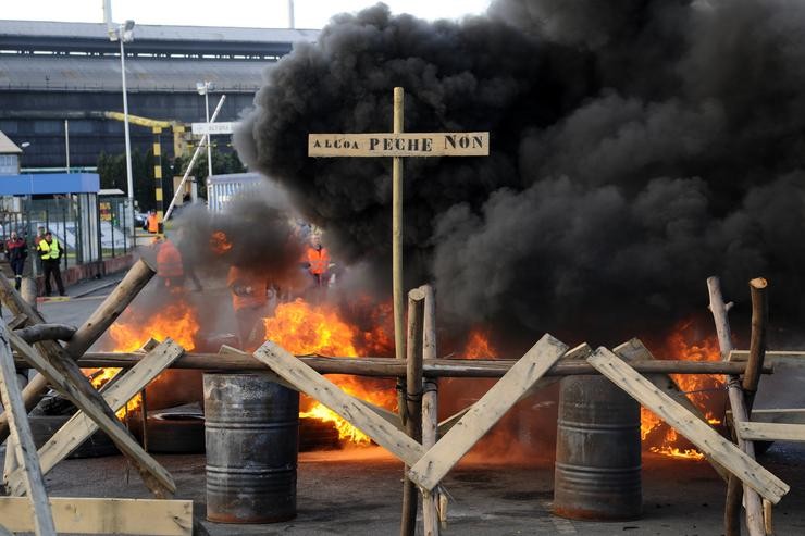 Os traballadores de Alcoa queiman pneumáticos horas antes de iniciar a folga na fábrica de aluminio da Coruña. M. Dylan