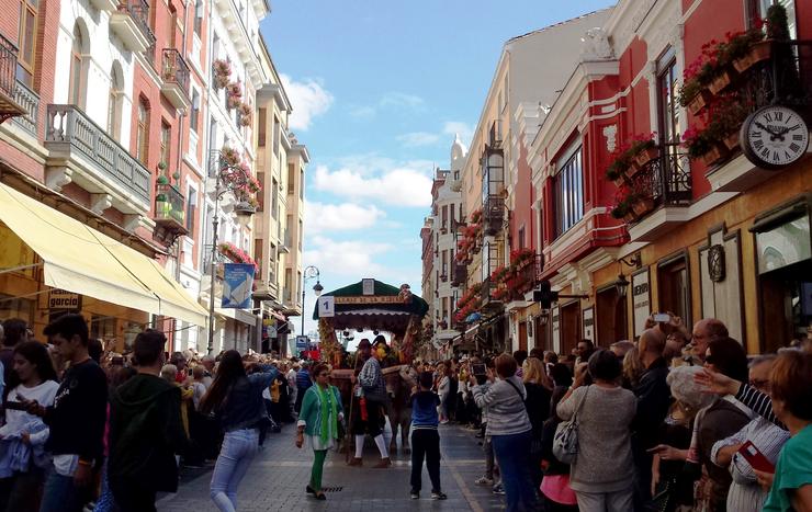 Unha edición pasada da Festa de San Froilán transitando pola rúa Ancha da capital leonesa.. CONCELLO - Arquivo