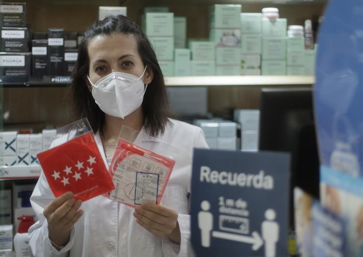 Unha farmacéutica mostra unha máscara na Farmacia CEA, unha das 2.882 farmacias madrileñas que desde o pasado luns entregaron de forma gratuíta sete millóns de máscaras FFP2 modelo KN95 