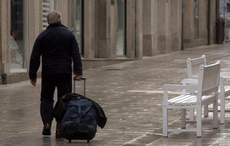 Unha persoa camiña pola rúa © Miguel Núñez