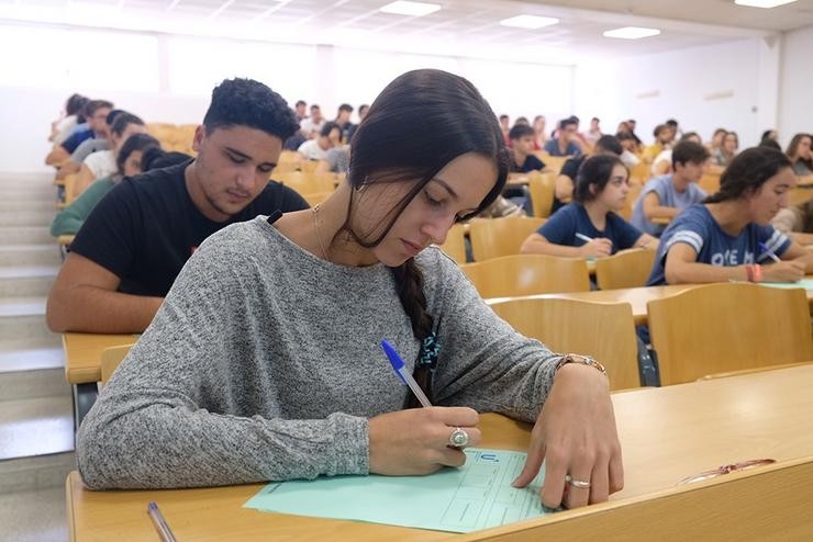 Estudantes examinándose.. UNIVERSIDADE DE SEVILLA - Arquivo 