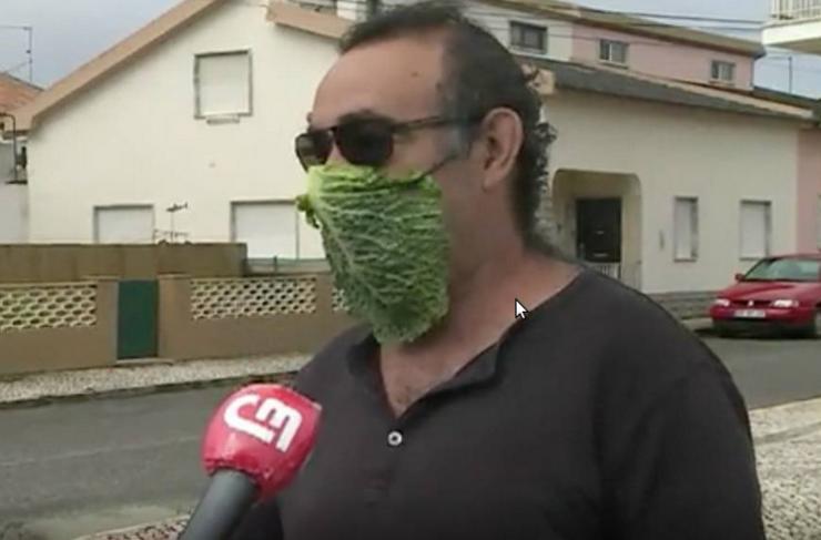 Este home utiliza unha berza como máscara 