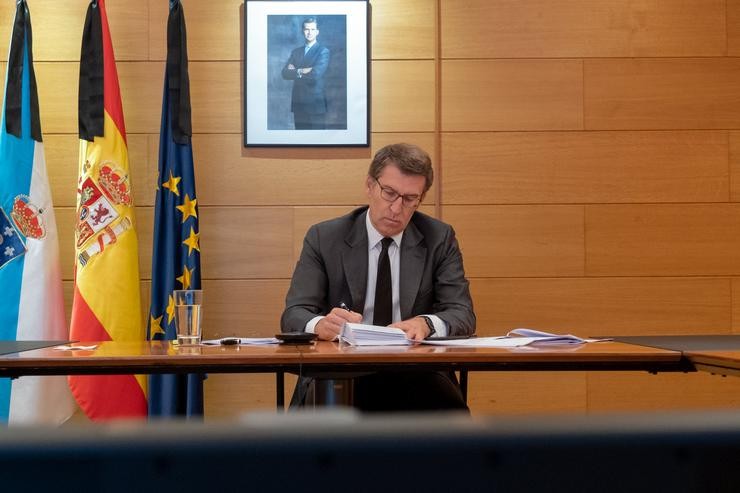 Ou titular do Goberno galego, Alberto Núñez Feijóo, mantén unha videoconferencia co presidente do Goberno central, Pedro Sánchez, e vos outros presidentes autonómicos. Edificio Administratito de San Caetano, Santiago de Compostela, 17/05/20.. DAVID CABEZÓN- XUNTA DE GALICIA / Europa Press