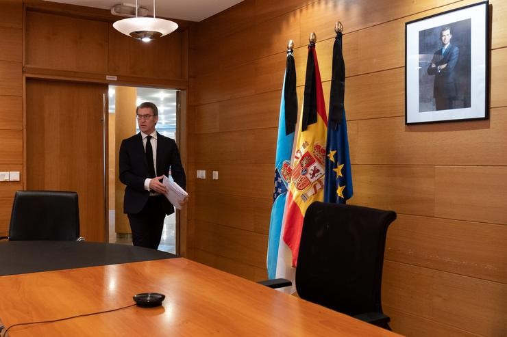 O titular do Goberno galego, Alberto Núñez Feijóo, na videoconferencia co presidente do Goberno central, Pedro Sánchez, e os presidentes autonómicos.. XUNTA