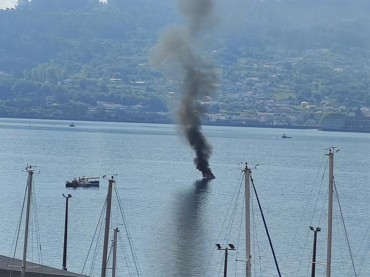 Incendio dunha embarcación fronte ao porto de Combarro, na ría de Pontevedra / Juan Carlos Pérez - barco