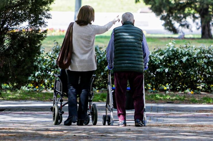 Un ancián e unha muller no primeiro día en que os españois poden saír de casa a pasear e facer exercicio ao aire libre, pero só en determinadas franxas horarias, divididos por idades.. Ricardo Rubio - Europa Press