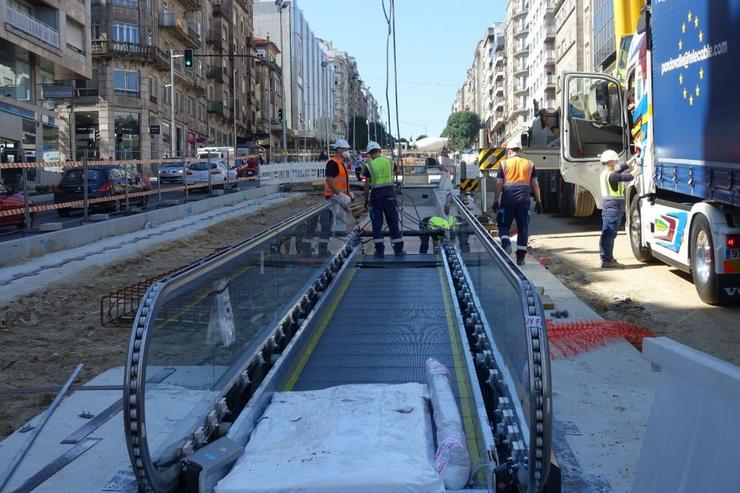 Operarios traballan na instalación de ramplas mecánicas na avenida Gran Vía de Vigo. CONCELLO DE VIGO / Europa Press