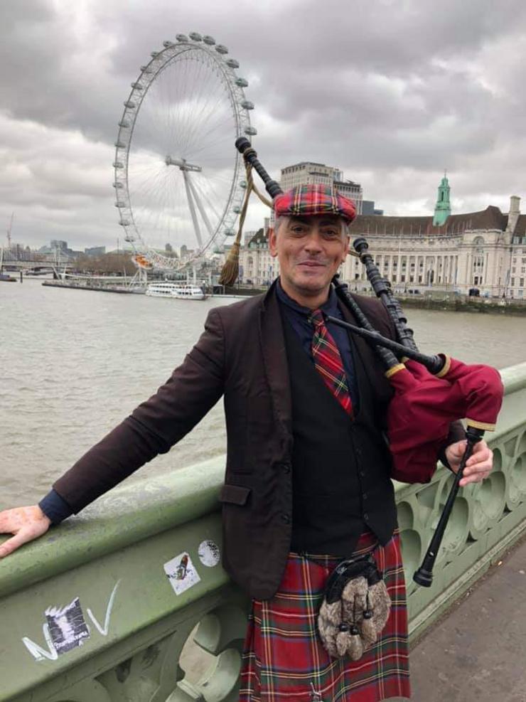 David Carril, vestido co traxe típico escocés 