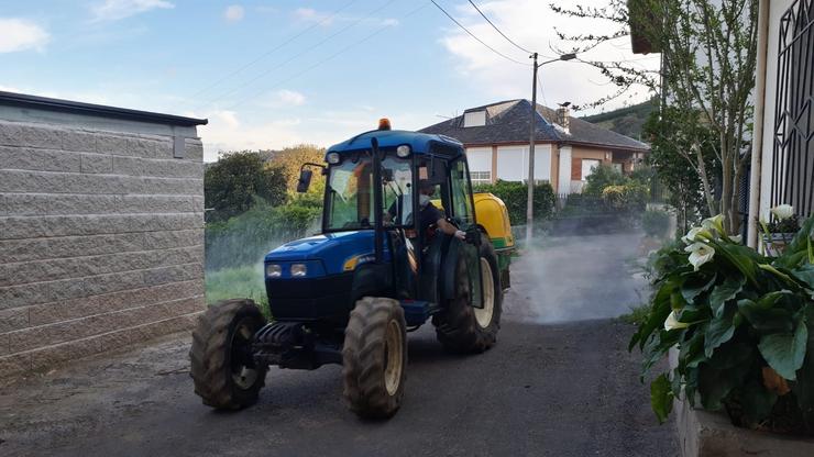 Desinfección cun tractor no concello de Larouco (Ourense). CEDIDA-ALCALDESA LAROUCO / Europa Press