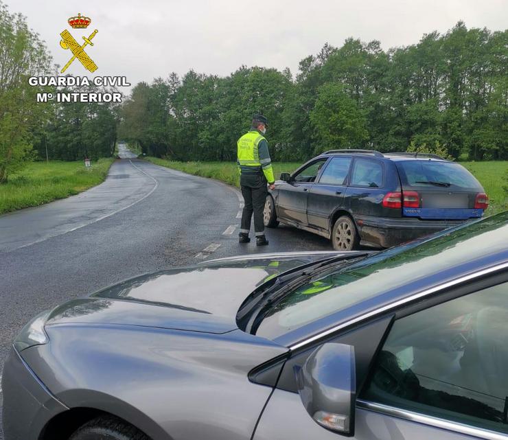 A Garda civil intercepta a un veciño de Silleda conducindo sen carné, sen seguro obrigatorio e sen a ITV. GARDA CIVIL 