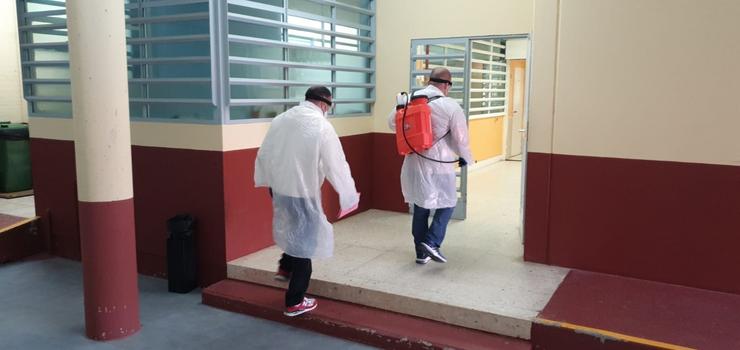 Un total de dous traballadores desinfectan o centro penal de Teixeiro. DELEGACIÓN DO GOBERNO EN GALICIA 