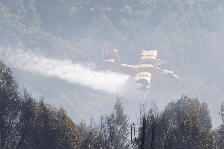 Un hidroavión nun incendio forestal de Mondariz / Europa Press