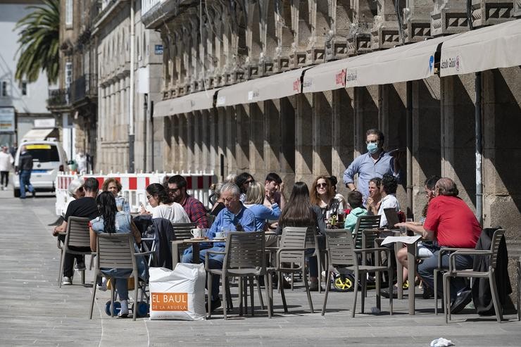 Clientes nunha terraza da capital da Coruña