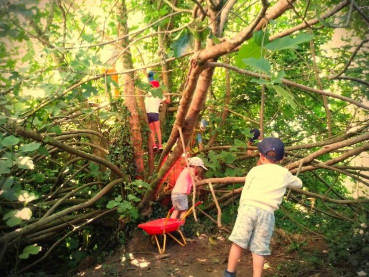 Rapazada, neno e nena, aprendendo a amar a natureza / Foresta