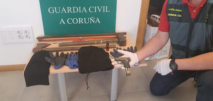 Armas incautadas a catro atracadores na área coruñesa. GARDA CIVIL 
