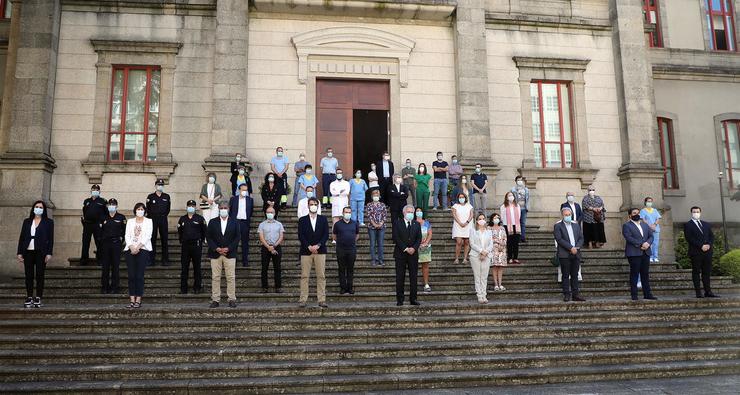 Minuto de silencio ante o Parlamento de Galicia en recordo ás vítimas do coronavirus.. PARLAMENTO DE GALICIA / Europa Press