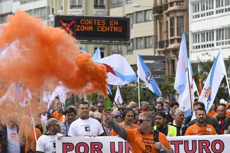 Manifestantes de Alcoa marchan por un futuro para a industria electrointensiva  na Coruña. M. Dylan - Europa Press - Arquivo