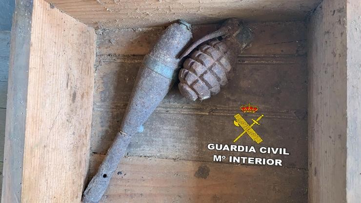 Dúas granadas da Guerra Civil Española recollidas nun galpón en Vilaboa (Pontevedra) pola Garda Civil.. GARDA CIVIL / Europa Press