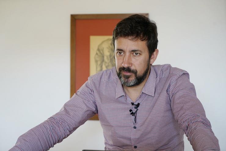 O portavoz de Galicia en Común-Anova Mareas, Antón Gómez-Reino, en rolda de prensa.. GALICIA EN COMÚN-ANOVA MAREAS