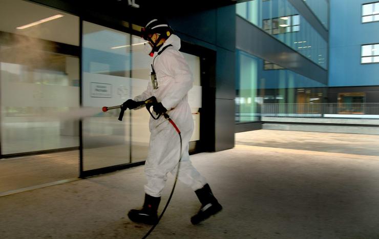 Desinfección na entrada do Hospital Álvaro Cunqueiro, en Vigo / © Miguel Núñez