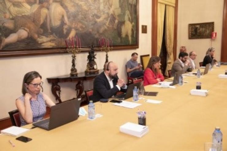 A alcaldesa, Inés Rey, e os portavoces do goberno local e a oposición na Coruña presentan un plan de reactivación económica e social 