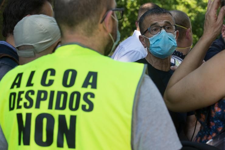 Membros do Comité de Empresa de Alcoa San Cibrao falan á saída da reunión no Restaurante Os Carballos entre o Comité e a directiva da multinacional estadounidense tras o anuncio do despedimento colectivo a 28  de maio de 2020 