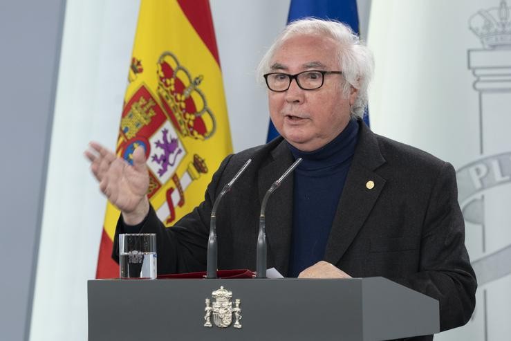 O ministro de Universidades, Manuel Castells, durante unha rolda de prensa para informar sobre a última hora da crise sanitaria provocada polo coronavirus, en Madrid (España) a 23 de abril de 2020.. Moncloa