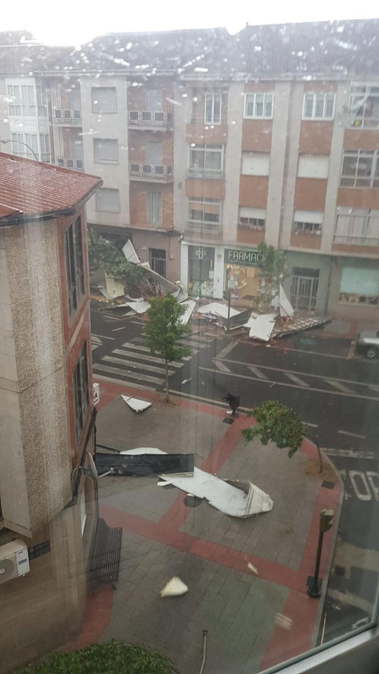Unha treboada provoca a caída de tellados en Verín 