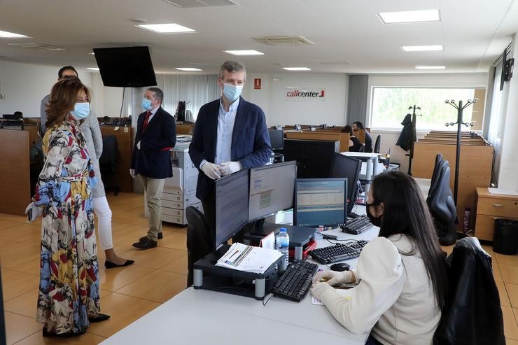 Alfonso Rueda, visita as instalacións do servizo de atención e información á cidadanía a través do teléfono 012. PEPE FERRIN / Europa Press