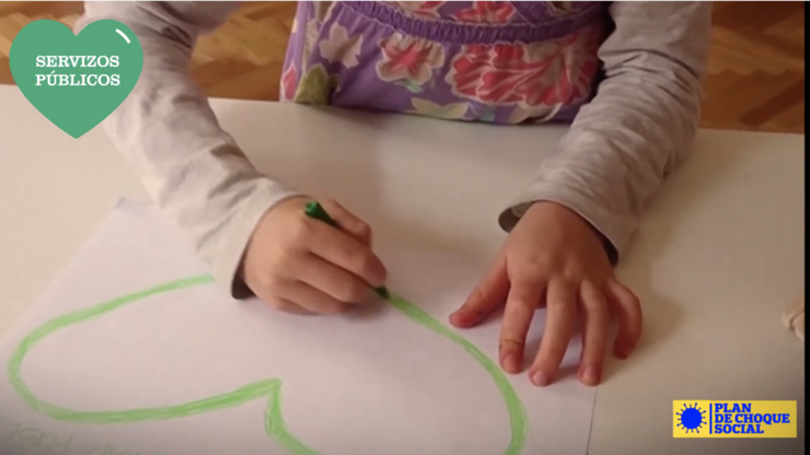 Unha cativa pintando un corazón verde polos servizos públicos 