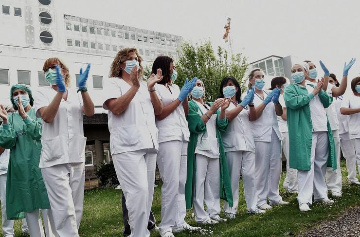 Persoal sanitario en Vigo sae a aplaudir na habitual cita das 20.00 horas desde que comezou a crise sanitaria pola Covid-19 