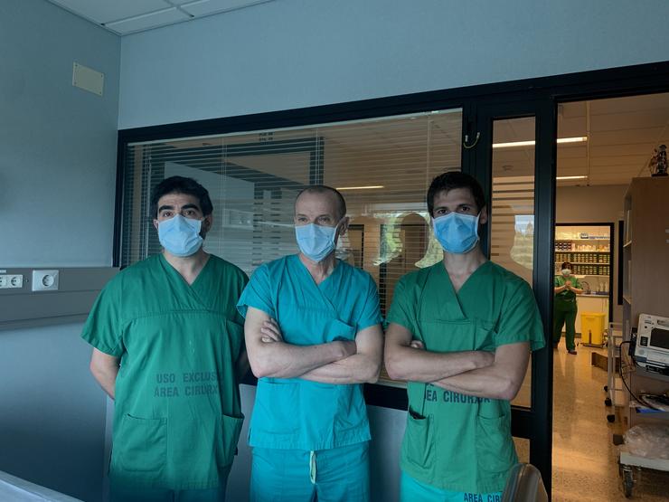 Diego López, J. Ramón González-Juanatey e Javier López, do Servizo de Cardioloxía do CHUS / Europa Press