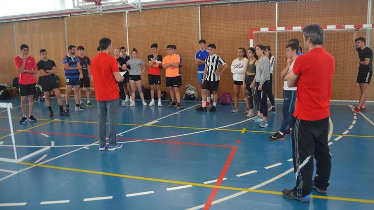 Un profesor imparte unha clase práctica do Grao de Ciencias da Actividasd Física e o Deporte. UNIVERSIDADE DE VIGO