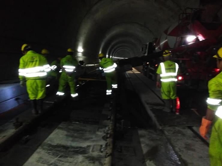 Traballos nun túnel das obras do AVE. 