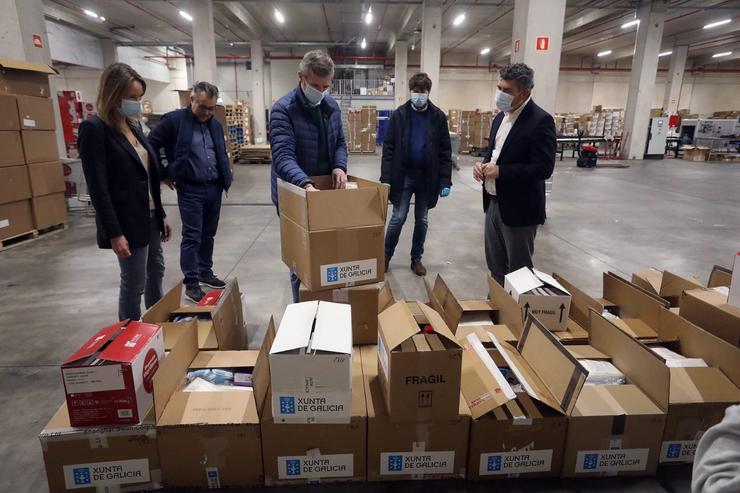 O vicepresidente Alfonso Rueda e o delegado territorial da Xunta na Coruña, Ovidio Rodeiro, entregando material co logo da Xunta