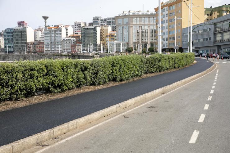 Carril para corredores no paseo marítimo da Coruña. ANDY PEREZ