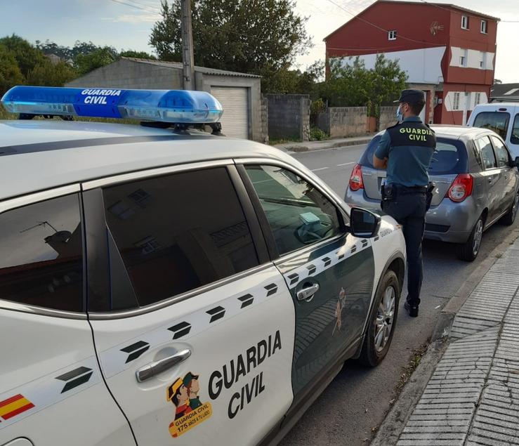Detida unha octoxenaria por raiar case unha vintena de vehículos no Grove (Pontevedra).. GARDA CIVIL 