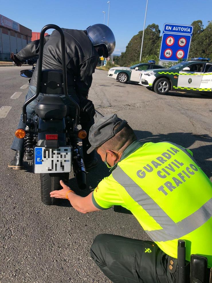 Denunciada pola Garda Civil debido a pneumáticos en mal estado unha moto coas rodas nos arames cando pretendía acceder á Autovía do Barbanza / GARDA CIVIL / Europa Press