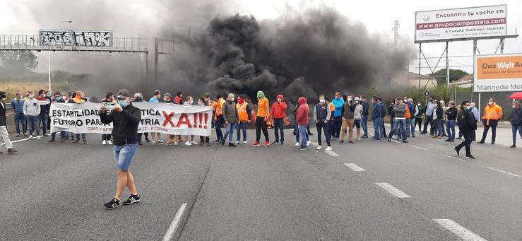 Os traballadores da planta de Alu Ibérica cortan o tráfico en Alfonso Molina tras a reunión da mesa industrial. COMITÉ DE ALU IBÉRICA
