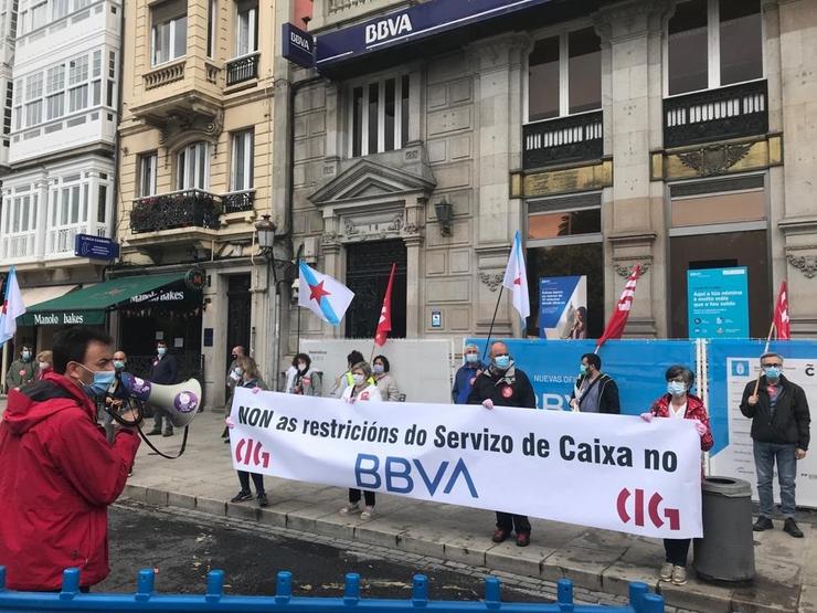 Concentración de delegados e delegadas da CIG ante a sede do BBVA. CIG / Europa Press