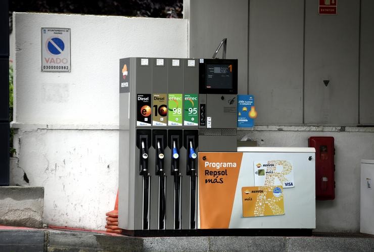 Chafarices de gasolina nunha gasolineira o día no que se publicou que o Índice de Prezos de Consumo (IPC). Óscar Canas - Europa Press 