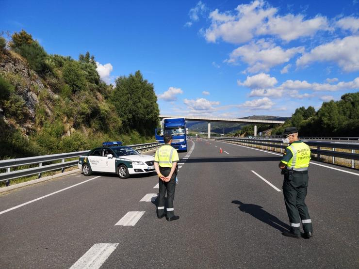 Control da Garda Civil de Ourense que interceptou un camión a 132 km/h na A-52 no acceso a Galicia cuxo condutor triplicou a taxa de alcol permitida.. GARDA CIVIL / Europa Press