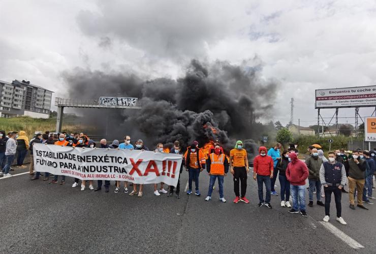 Traballadores de Alu Ibérica cortan o tráfico en Alfonso Molina, na Coruña. COMITÉ DE EMPRESA DE ALU IBÉRICA NA Coruña