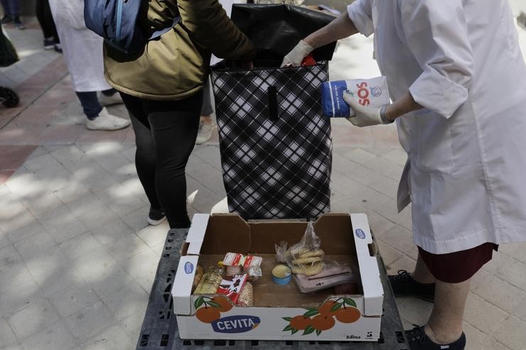 Voluntarios da Fundación Madriña, entidade que leva 20 anos traballando para axudar a nais en situación de exclusión e aos seus bebés. Jesús Hellín - Europa Press 