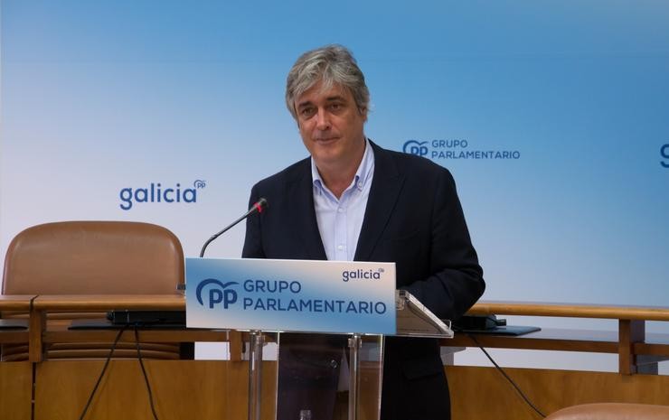 O portavoz parlamentario do PPdeG, Pedro Puy, en rolda de prensa este luns, a primeira presencial e telemática no covid-19. PPDEG 